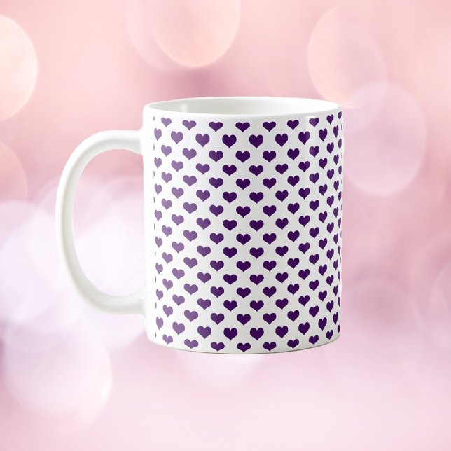 Lila Hearts Mönster White Background Kaffemugg (A cute mug with a pattern of purple hearts and white background)