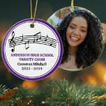 Lila High School Choir Anpassningsbar jul Julgransprydnad Keramik<br><div class="desc">Den moderna högskolejulen i lila präglas av student och orale namn under musikpersonalen med tredubbel klyfta och musik noter. Anpassa till en sångare,  choir-lärare eller regissör för en underbar studenten-gåva.</div>