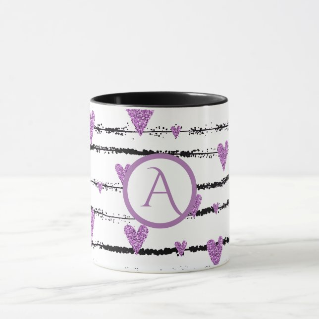 Lila hjärtan vit svart rand monogram mugg (Center)