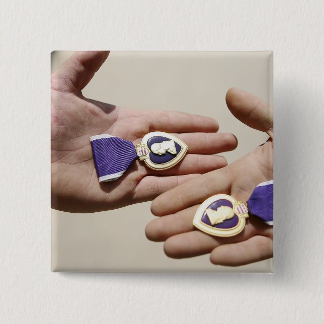 Lila Hjärtpatienter visning sina medaljer Knapp (Framsida)