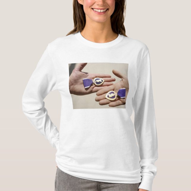 Lila Hjärtpatienter visning sina medaljer Tee Shirt (Framsida)