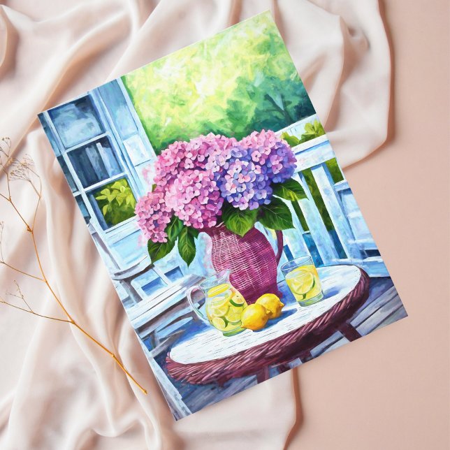 Lila Hydrangea med Lemonade på Wicker Porch Vykort (Share sunny greetings with this vibrant hydrangea and lemonade summer postcard.)