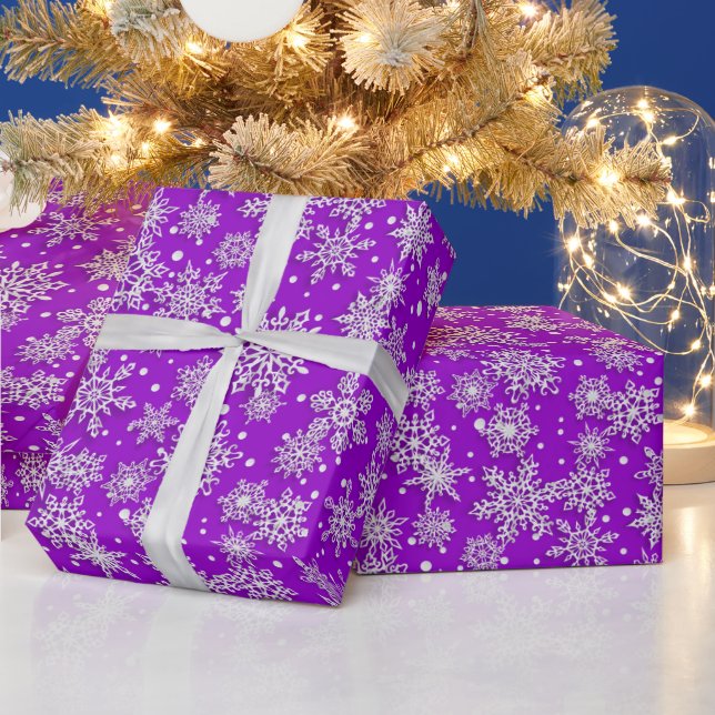 Lila i mönster vid julsnowflake presentpapper (Helgdagar)