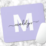 Lila Initial Namn Monogram<br><div class="desc">Personlig Lila Initial Monogram Mouse Pad. Med den här snyggten kan du lägga till en liten elegans på arbetsytan. Med en mjuk lila bakgrund, ett skarpt vitt inledande brev och ett slimmat svart skript namn, är den här utformningen perfekt för alla som kärlekar ett rent och modernt men djärvt utseende....</div>