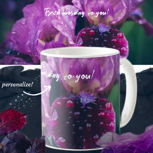 Lila iris efter regn kaffemugg