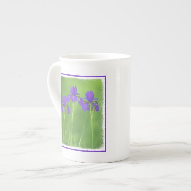 Lila Iris-färgning - originalblomma Benporslin Mugg (Framsida vänster)