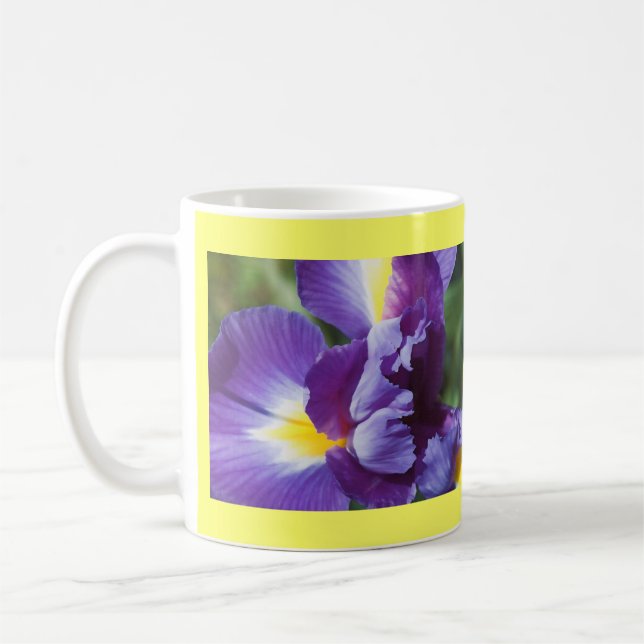 lila iris nära kaffemugg (Vänster)