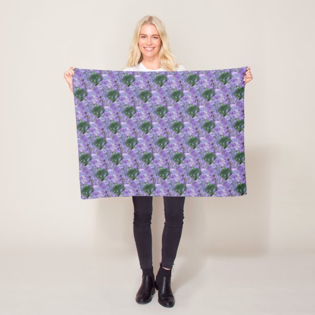 Lila Jacaranda Träd Flowers Fleecefilt (På plats)