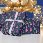 Lila Julgranar Snöflingor Blå jul Presentpapper<br><div class="desc">Vi presenterar vårt Papper för Mörk blått jultomtering i Toppen, det perfekt sättet att lägga till lite contemporary till dina helgdag. Den här pappra inslagningen har en djup, elegant mörk blått bakgrund som skapar ett gott och svalt klimat för presenter. Toppen söt Julgranar i vackra skuggor av rosa, lila och...</div>
