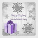 Lila julklapp Helgdag Baking Labels Klistermärke<br><div class="desc">din helgdag med vänner och familj med den här Lila julgift Helgdag Baking Labels. Etikettdesignen har en pulserande, omsluten julklapp som är försedd med grått och vitt snöflingor mot en grått-grym bakgrund med ett utrymme som du kan anpassa med ditt eget Julhälsningar och med namn. Ytterligare presentartiklar och artiklar för...</div>