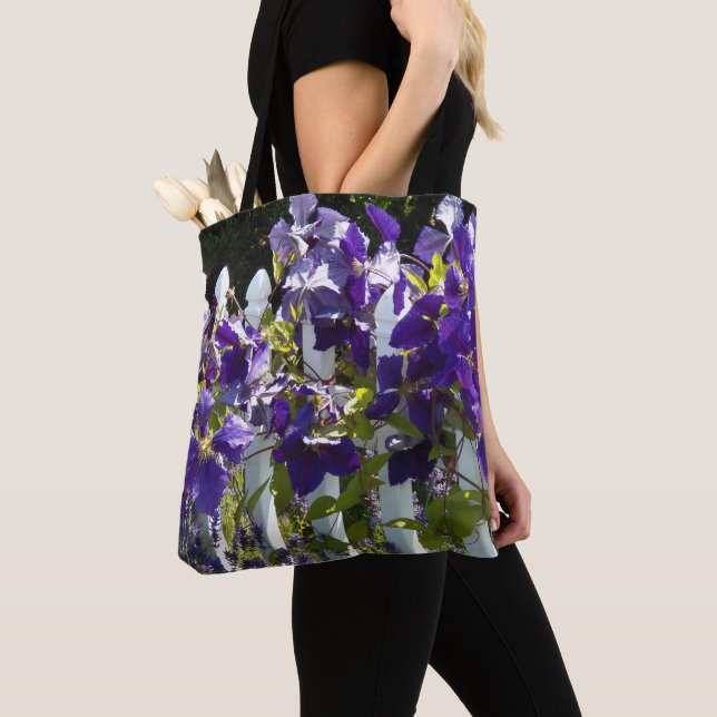Lila Klematis på Vit Staket Blommig Tygkasse (Närbild)