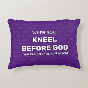 Lila KNEEL FÖRE GOD Prayer Accent Pillow Pillow Prydnadskudde