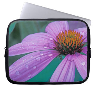 Lila konblomma med vattendroppar laptop fodral