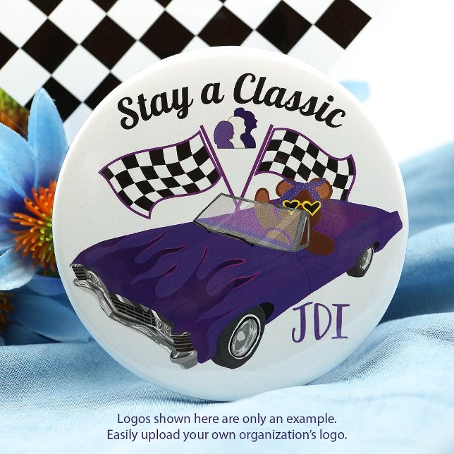 Lila, konvertibel klassisk personbil, Kontrollerad Knapp (teddy bear in purple convertible car checkered flags, car show, lapel pin button, girls club)