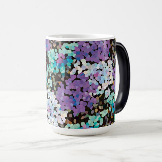 Lila kristall blommar magisk mugg