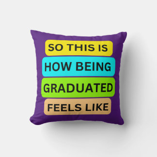 Lila-kudde SO_DENIS_HOW_BEING_GRADUATED_FEELS Kudde