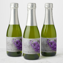 Lila lagrar blommor på snöre