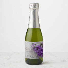 Lila lagrar blommor på snöre