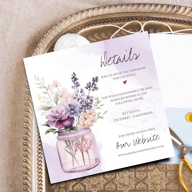 Lila landsbygdblommor i Murarvas på Bröllopet Deta Tilläggskort (Rustic Purple Flowers In Mason Jar Wedding Details Enclosure Card)