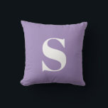 Lila Lavender Initial monogrammad utomhusfyllning Kudde<br><div class="desc">Lila Lavender Initial Monogrammed utomhusfyllning. Dekorativ utomhuskudde med en enda början. Anpassa snabbt och enkelt.</div>