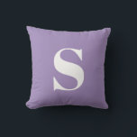 Lila Lavender Initial monogrammad utomhusfyllning Kudde<br><div class="desc">Lila Lavender Initial Monogrammed utomhusfyllning. Dekorativ utomhuskudde med en enda början. Anpassa snabbt och enkelt.</div>