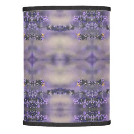 Lila Lavender med ett gyllene bi