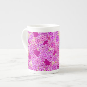 Lila-, lavender- och plommonblommor, plommonbakgru benporslin mugg