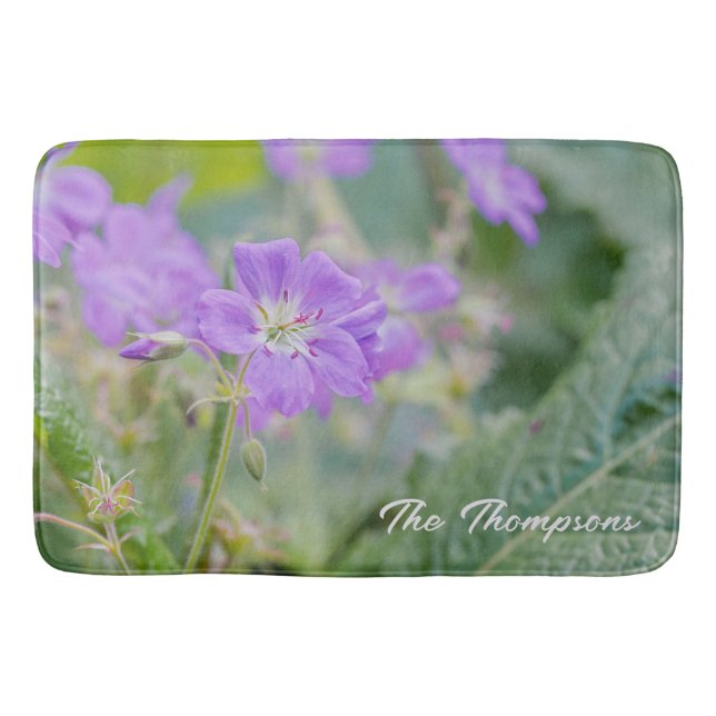 Lila Lilac Geranium Wildblomman Botanical Photo Badrumsmatta (Framsidan)