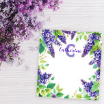 Lila Lilacs med Grönt Löv Namn och Monogram Anteckningsblock<br><div class="desc">Det här anteckningsblocket för anpassade har en vacker utformning och elegant som har lagts till med kluster av lila Lilacs och lush grönt löv som ramar in kant. Mittpunkten i anteckningsblocket visar ett stort, stiliserat "C" i brev i en mjuk lavendernyck, där "Catherine" i namn är skriven i ett snyggt,...</div>