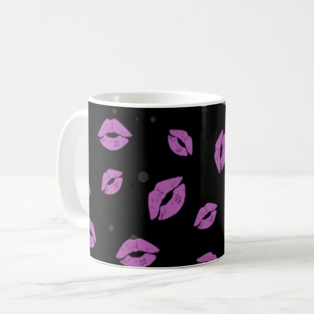 Lila Lipstick Kisses på Black Background Mönster Kaffemugg (Framsida vänster)