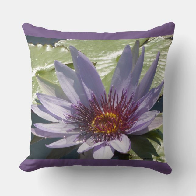Lila Lotus Flower Close Up Dekorativ kudde (Framsida)