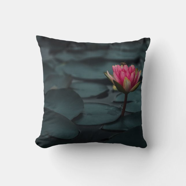 LILA LOTUS FLOWER PÅ VATTEN KUDDE (Framsida)