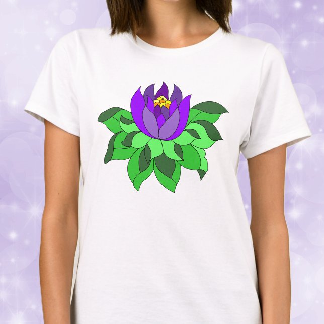 Lila Lotusblomma Tröja (Big purple lotus flowers with large green leaves on woman's tee shirt.)