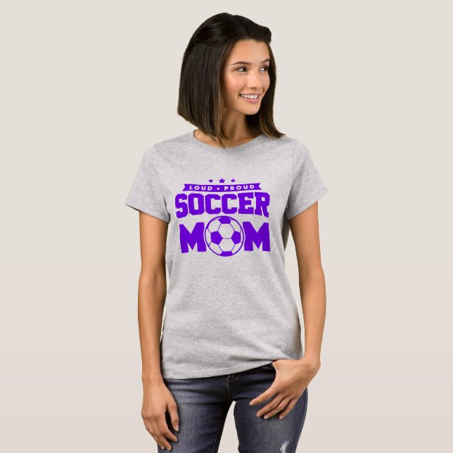 Lila Loud Proud Soccer Mamma Design T Shirt (Hel framsida)