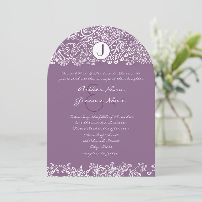 Lila Love birds Damask Monogram Bröllop Inbjudningar (Stående Fram)