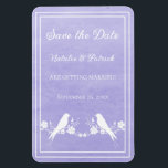 Lila Lovebird Blommigt Spara datum magneter<br><div class="desc">Elegant och enkel spara datumet flexi magnet med ett par vilda fåglar som vilar på en blommigt med vind och Lila bakgrund. Detta är ett unikt val för att tillkännage ett modernt bröllop. Enkel att anpassa med din bröllop-information. Klicka på Anpassa om du vill söka efter fler anpassningsalternativ.</div>