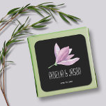 Lila Magnolia-Blommigtens bröllop-favoriter på sva Fyrkantigt Klistermärke<br><div class="desc">Personlig-klistermärken med en vacker lila magnolisk blommar vattenfärg och texten för alla tillfälle i chic vita bokstäver på svart bakgrund,  perfekt för bröllopsfest-favoriter,  möhippa,  bröllopsinbjudan sälar med mera. Finns i olika former. MATCHING-OBJEKT i vår butik.</div>