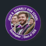 Lila Marching Band Photo High School Spirit Knapp<br><div class="desc">Den här coolan har skräddarsytt högskoleband med foto med vit typografi av ditt team och spelare namn på en lila-knapp. Anpassa dig med ditt student-foto och klassår som en stolt förälder. Ett mamma och pappa kan bära dessa knappar till konkurrens och spel.</div>