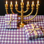 Lila Menorah på vit bakgrund Papper radbrytning Presentpapper<br><div class="desc">Underbara mönster för att ha packat in dina Hanukkah-gåvor. Lila Menorah på vit bakgrund.</div>