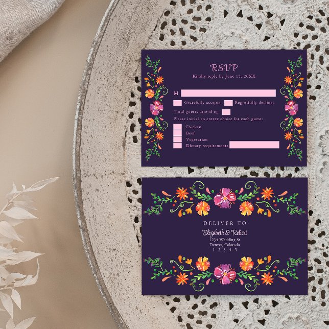 Lila mexikansk blomsterfirande bröllops-svarskort tack kort (Purple Mexican Floral Fiesta Wedding RSVP Card on a beautiful wedding table.)