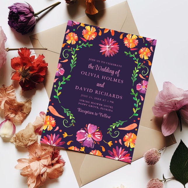 Lila mexikansk livfull blomsterlig fiesta bröllop inbjudningar (Purple Mexican Vibrant Floral Fiesta Wedding Invitation on a table surrounded with flowers.)