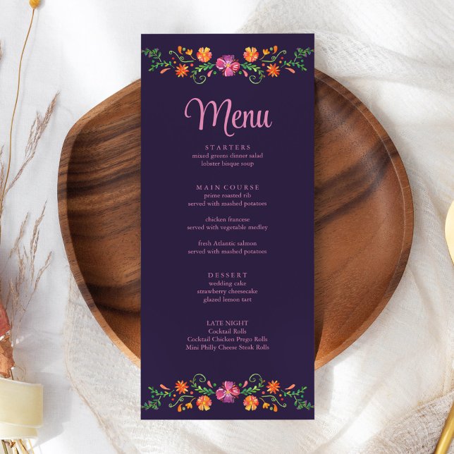 Lila mexikansk livfull blomsterlig fiesta bröllop meny (Purple Mexican Vibrant Floral Fiesta Wedding Menu on a white wedding table.)