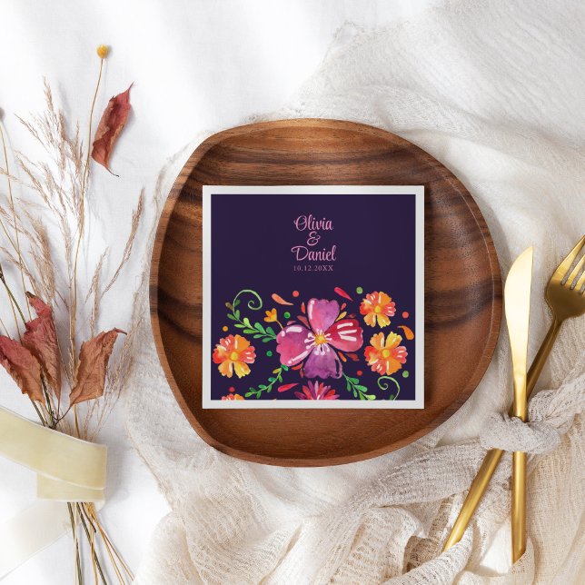 Lila Mexikansk vibrant Blommigt Fiesta Bröllop Pappersservett (Purple Mexican Vibrant Floral Fiesta Wedding Paper Dinner Napkins on a beautiful wedding table.)