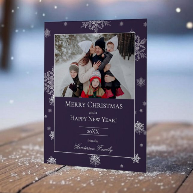 Lila Moderna Snöflingor Platt Högtidlig Fotokort Julkort (Purple Modern Snowflakes Holiday Photo Card)