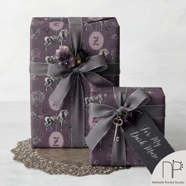 Lila monogram gotiskt hästpapper presentpapper (Purple monogram gothic horse wrapping paper with a dusty pink frame for elegant and moody gifts.)