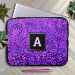 Lila monogram löv mönster typografi chic med fet laptop fodral<br><div class="desc">Ett lila-, rosa- och blått löv-barr-dammmönster på en rik, djup lila texturerad bakgrund beskriver detta moderna, trendig- och gigantiska monogram neopren laptop sleeve. Anpassa den här sleeven av eleganten med ditt monogram som första steg. Gör en chic och snyggt påstående varje gång du användor den. Laptop sleeve finns i tre...</div>