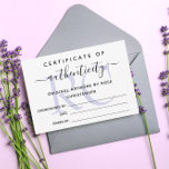 Lila Monogram större äkthetsintyg<br><div class="desc">Chicens minimalistiska äkthetsintyg i svartvitt,  som du kan lägga till ditt namn eller ditt företag i namn. Anpassa ytterligare med initialerna i blekens lila. Skrivs ut på ett 5-tums x 7-tumskort. Monogrammat äkthetsintyg hos initialerna vid lila.</div>