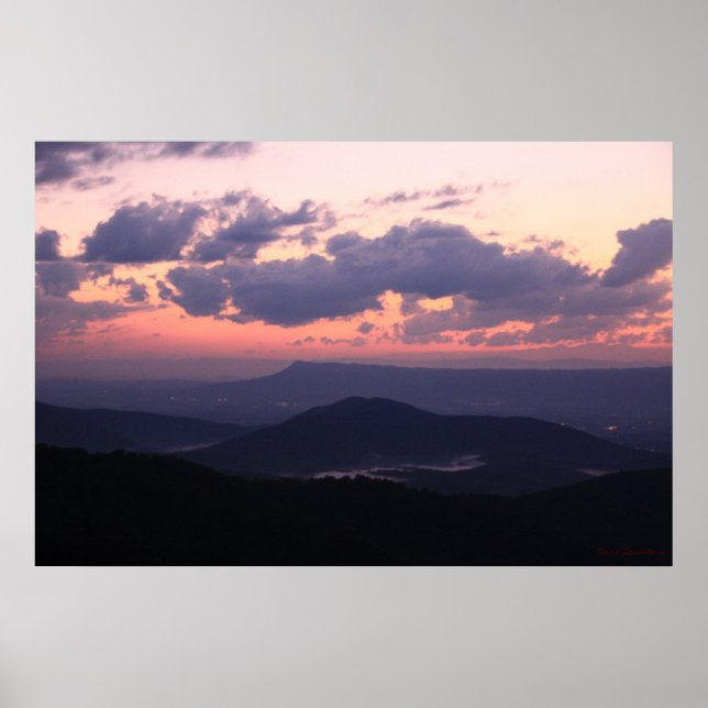 Lila Mountain Majesty Poster (Framsidan)