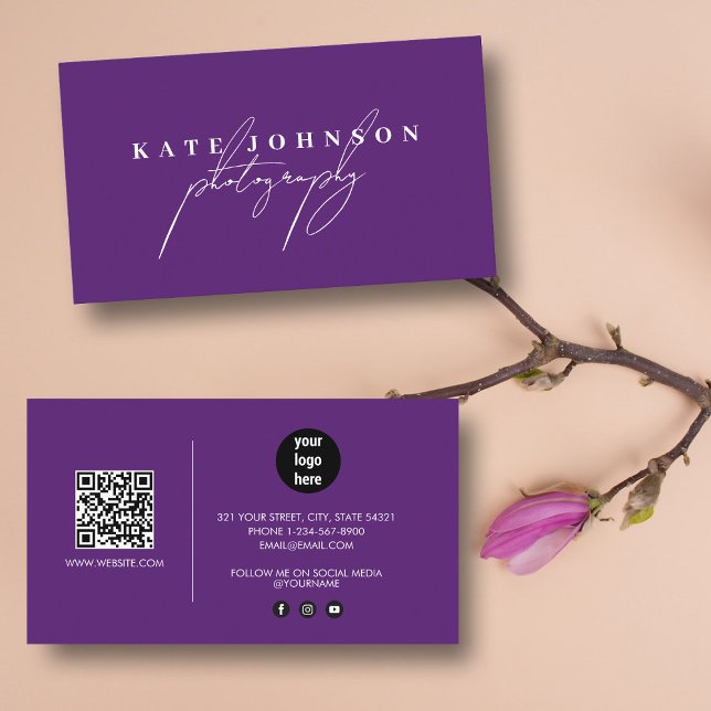Lila Namnteckning skript QR Code Social Media Visitkort (Purple Signature Script QR Code Social Media Business Card)