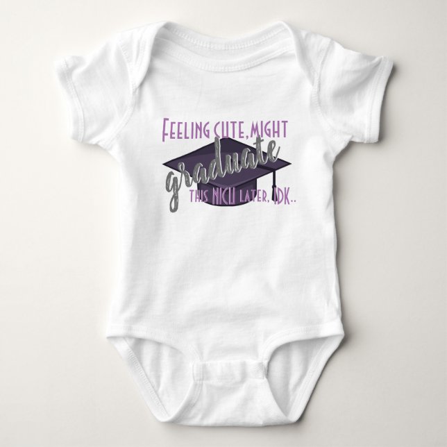Lila ’NICU Student’ onsie T Shirt (Framsida)